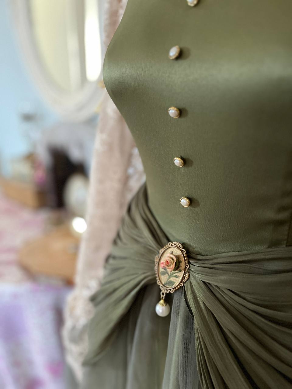 فستان من قماش المارلين نصف لامع مع درابيه و تل منفوش من الاسفل